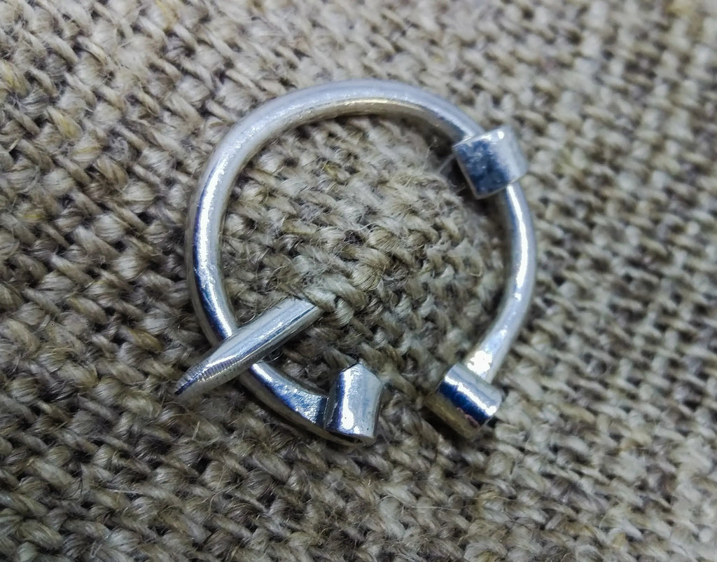How To Use A Pennanular Brooch