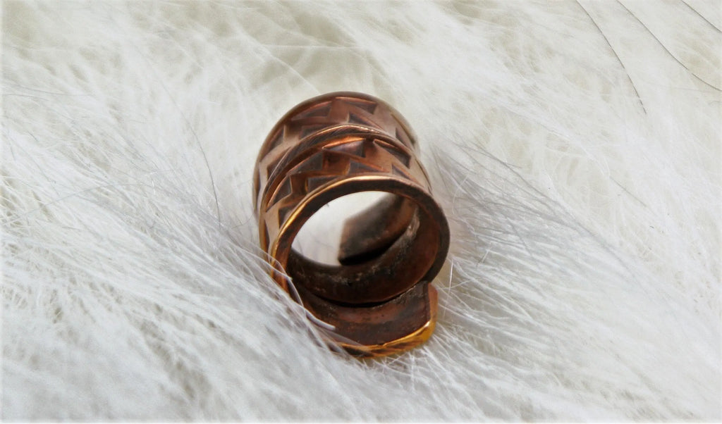 The hole is 10 mm wide for thick beards and dreadlocks / hair and about 3 cm long.